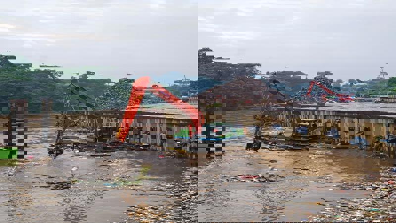 Cover Kurangi Risiko Banjir, DLH DKI Tangani Sampah Badan Air dari Hulu hingga Hilir